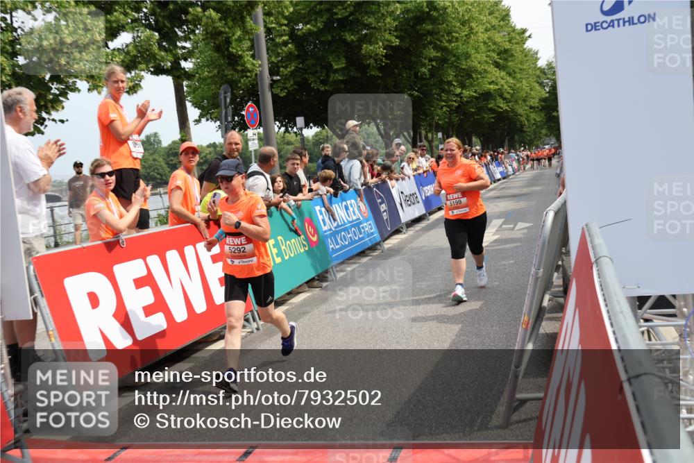 15.06.2025 - REWE Women's Run Strokosch-Dieckow http://msf.ph/oto/7932502 15.06.2025 11:03:27 Ziel 5017, 5199, 5292, 5503, 5525, 5651 meine-sportfotos.de
