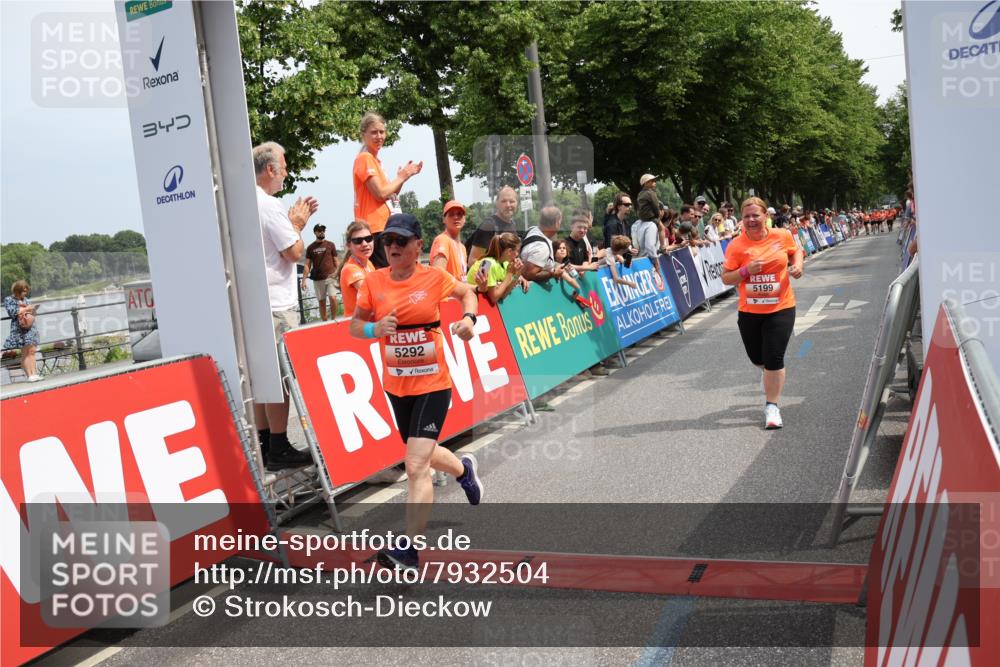 15.06.2025 - REWE Women's Run Strokosch-Dieckow http://msf.ph/oto/7932504 15.06.2025 11:03:27 Ziel 5017, 5199, 5292, 5503, 5525, 5651 meine-sportfotos.de