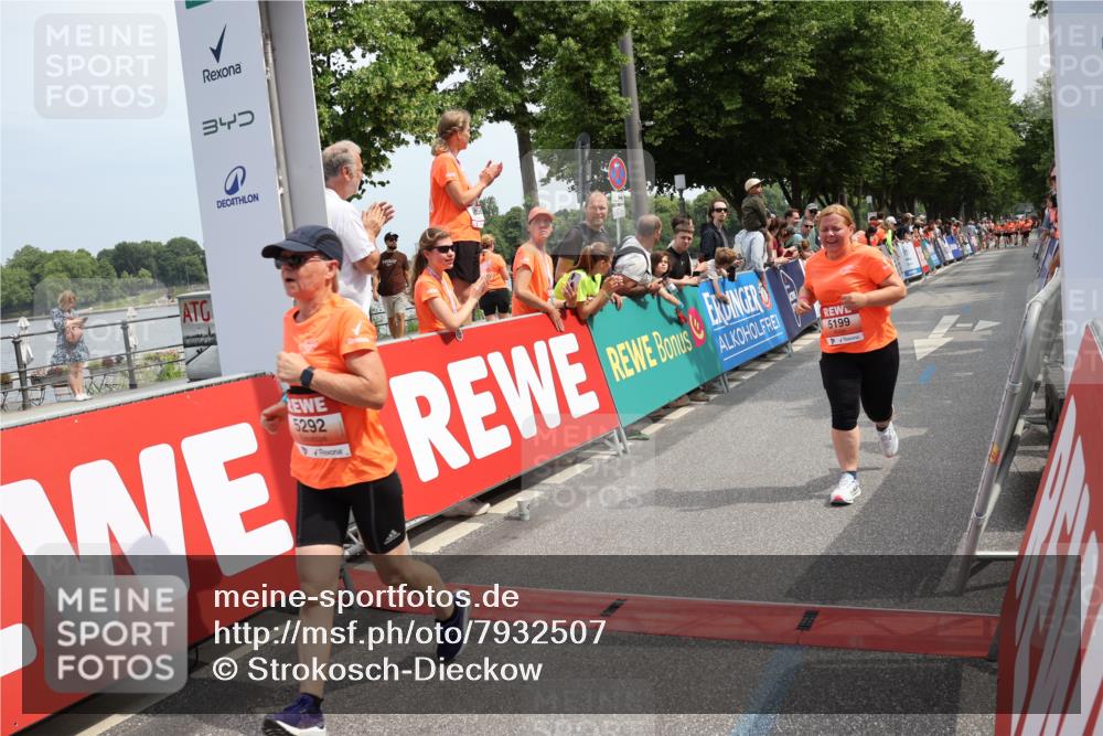 15.06.2025 - REWE Women's Run Strokosch-Dieckow http://msf.ph/oto/7932507 15.06.2025 11:03:28 Ziel 5017, 5199, 5292, 5525, 5651 meine-sportfotos.de
