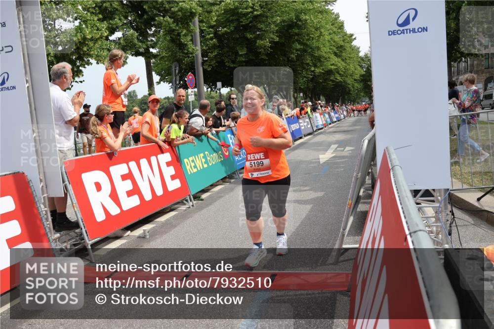 15.06.2025 - REWE Women's Run Strokosch-Dieckow http://msf.ph/oto/7932510 15.06.2025 11:03:28 Ziel 5017, 5199, 5292, 5525, 5651 meine-sportfotos.de