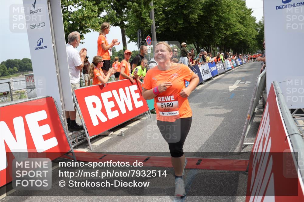 15.06.2025 - REWE Women's Run Strokosch-Dieckow http://msf.ph/oto/7932514 15.06.2025 11:03:28 Ziel 5017, 5199, 5292, 5525, 5651 meine-sportfotos.de