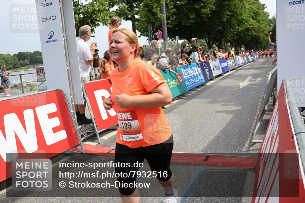 15.06.2025 - REWE Women's Run Strokosch-Dieckow http://msf.ph/oto/7932516 15.06.2025 11:03:29 Ziel 5017, 5199, 5292, 5525 meine-sportfotos.de