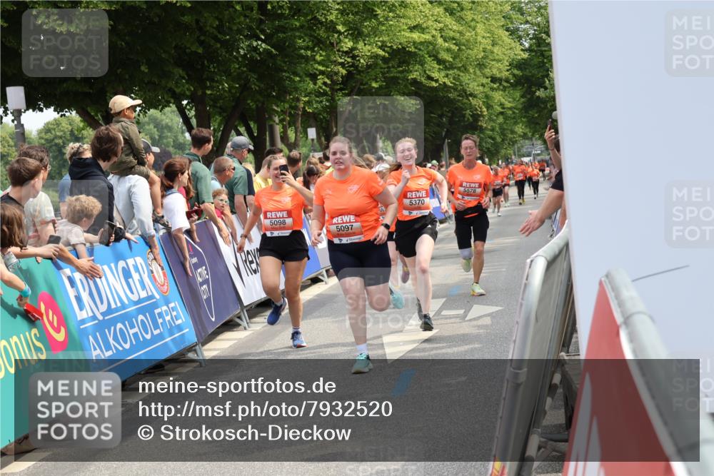 15.06.2025 - REWE Women's Run Strokosch-Dieckow http://msf.ph/oto/7932520 15.06.2025 11:03:43 Ziel 5097, 5098, 5370, 5419, 5578, 5674 meine-sportfotos.de