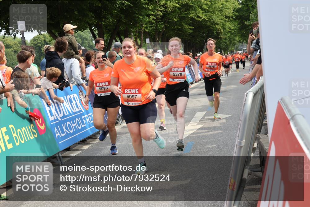 15.06.2025 - REWE Women's Run Strokosch-Dieckow http://msf.ph/oto/7932524 15.06.2025 11:03:43 Ziel 5097, 5098, 5370, 5419, 5578, 5674 meine-sportfotos.de
