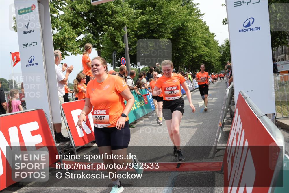 15.06.2025 - REWE Women's Run Strokosch-Dieckow http://msf.ph/oto/7932533 15.06.2025 11:03:45 Ziel 5097, 5098, 5325, 5370, 5419, 5578, 5674 meine-sportfotos.de