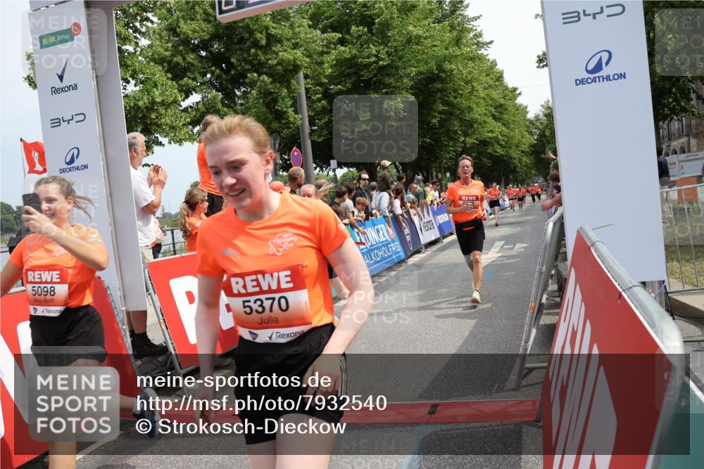 15.06.2025 - REWE Women's Run Strokosch-Dieckow http://msf.ph/oto/7932540 15.06.2025 11:03:45 Ziel 5097, 5098, 5325, 5370, 5419, 5578, 5674 meine-sportfotos.de