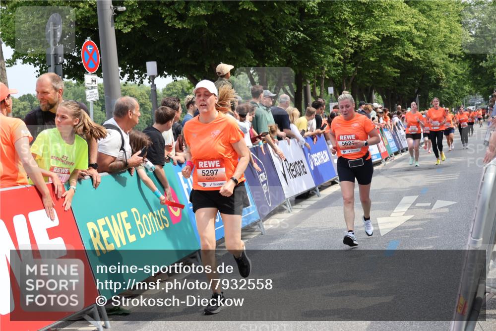 15.06.2025 - REWE Women's Run Strokosch-Dieckow http://msf.ph/oto/7932558 15.06.2025 11:03:54 Ziel 5297, 5325, 5624 meine-sportfotos.de