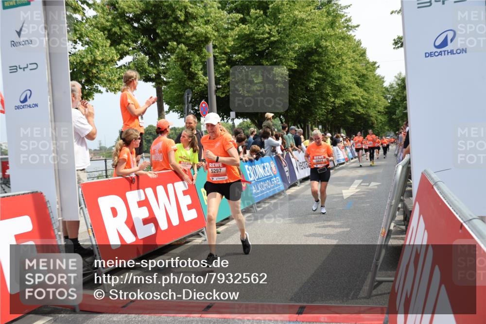 15.06.2025 - REWE Women's Run Strokosch-Dieckow http://msf.ph/oto/7932562 15.06.2025 11:03:55 Ziel 5297, 5325, 5624 meine-sportfotos.de