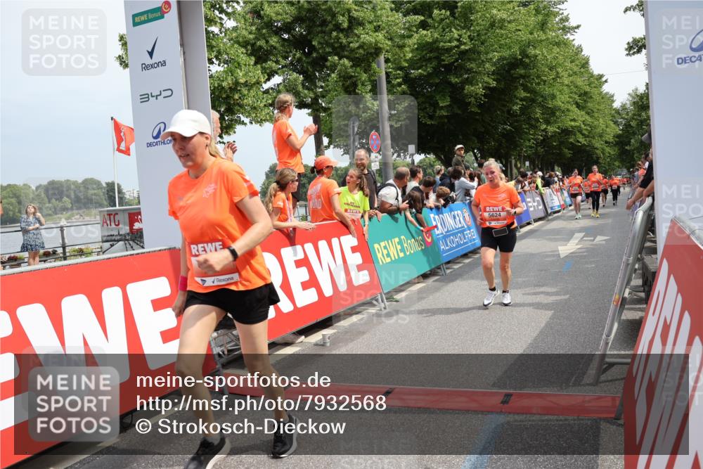 15.06.2025 - REWE Women's Run Strokosch-Dieckow http://msf.ph/oto/7932568 15.06.2025 11:03:56 Ziel 5297, 5325, 5429, 5430, 5624 meine-sportfotos.de