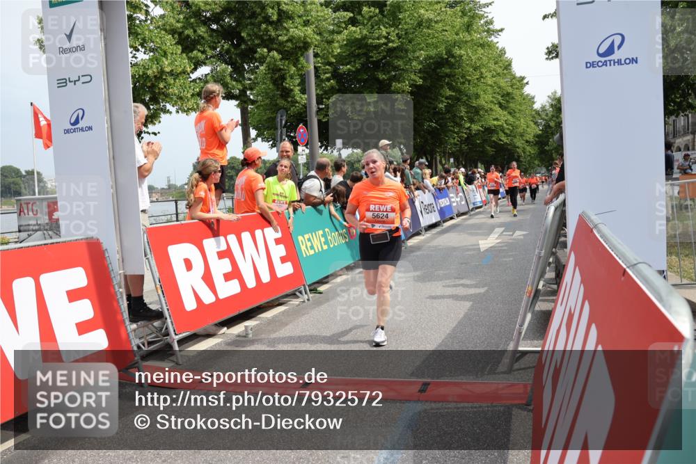 15.06.2025 - REWE Women's Run Strokosch-Dieckow http://msf.ph/oto/7932572 15.06.2025 11:03:56 Ziel 5297, 5325, 5429, 5430, 5624 meine-sportfotos.de
