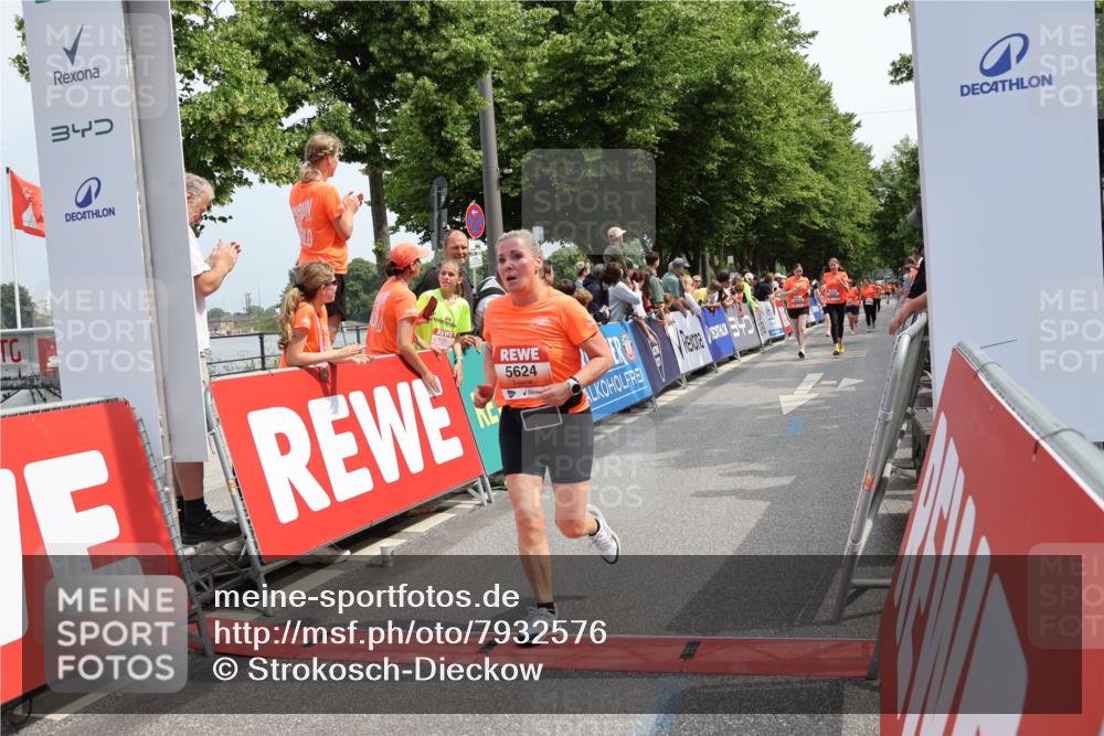15.06.2025 - REWE Women's Run Strokosch-Dieckow http://msf.ph/oto/7932576 15.06.2025 11:03:57 Ziel 5297, 5325, 5404, 5429, 5430, 5624 meine-sportfotos.de