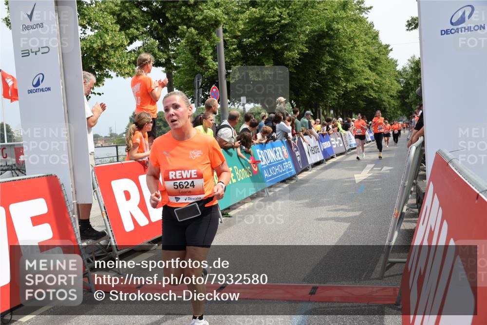 15.06.2025 - REWE Women's Run Strokosch-Dieckow http://msf.ph/oto/7932580 15.06.2025 11:03:57 Ziel 5297, 5325, 5404, 5429, 5430, 5624 meine-sportfotos.de