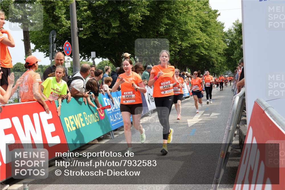 15.06.2025 - REWE Women's Run Strokosch-Dieckow http://msf.ph/oto/7932583 15.06.2025 11:04:01 Ziel 5297, 5377, 5404, 5417, 5429, 5430, 5624 meine-sportfotos.de
