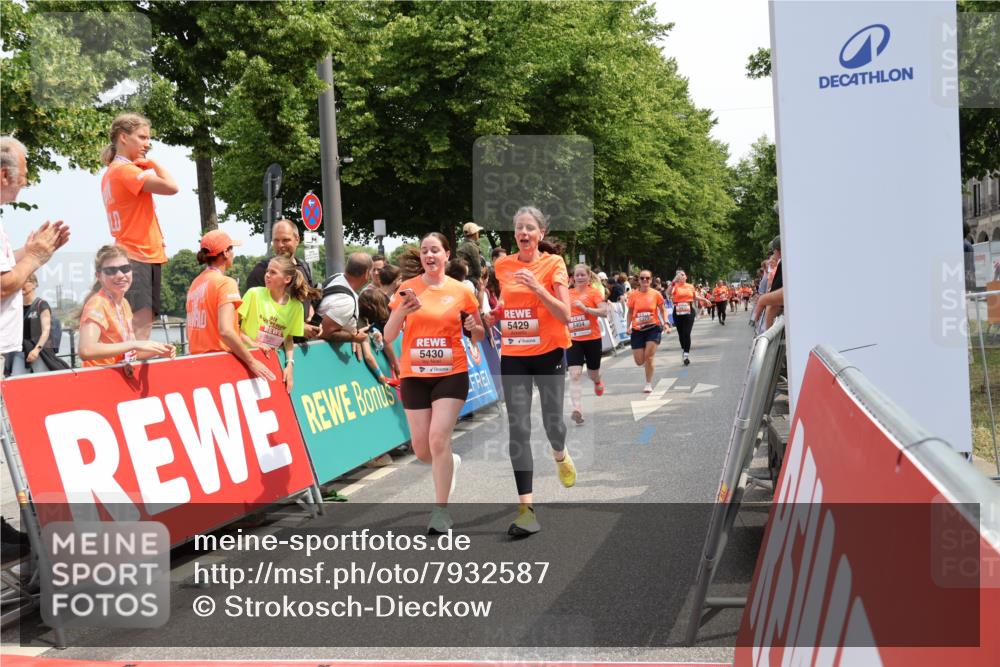 15.06.2025 - REWE Women's Run Strokosch-Dieckow http://msf.ph/oto/7932587 15.06.2025 11:04:01 Ziel 5297, 5377, 5404, 5417, 5429, 5430, 5624 meine-sportfotos.de