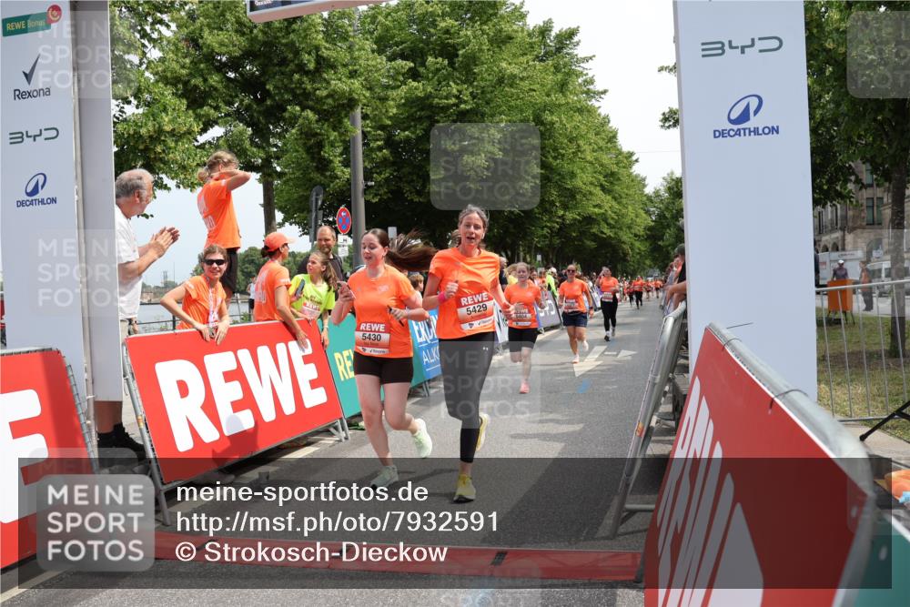 15.06.2025 - REWE Women's Run Strokosch-Dieckow http://msf.ph/oto/7932591 15.06.2025 11:04:02 Ziel 5297, 5377, 5404, 5417, 5429, 5430, 5624 meine-sportfotos.de