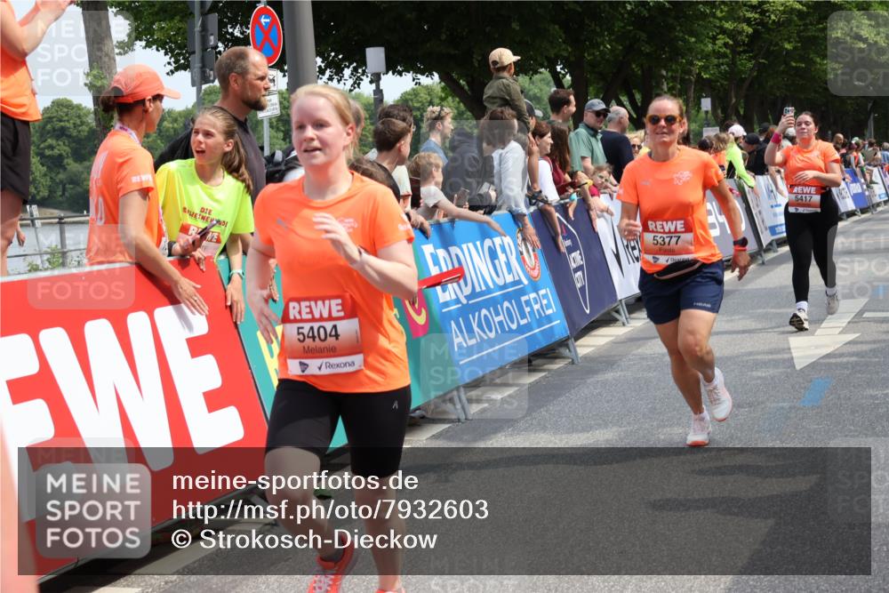 15.06.2025 - REWE Women's Run Strokosch-Dieckow http://msf.ph/oto/7932603 15.06.2025 11:04:03 Ziel 5377, 5404, 5417, 5429, 5430, 5624 meine-sportfotos.de