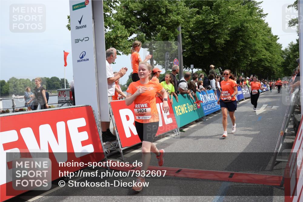 15.06.2025 - REWE Women's Run Strokosch-Dieckow http://msf.ph/oto/7932607 15.06.2025 11:04:04 Ziel 5277, 5377, 5404, 5417, 5429, 5430 meine-sportfotos.de