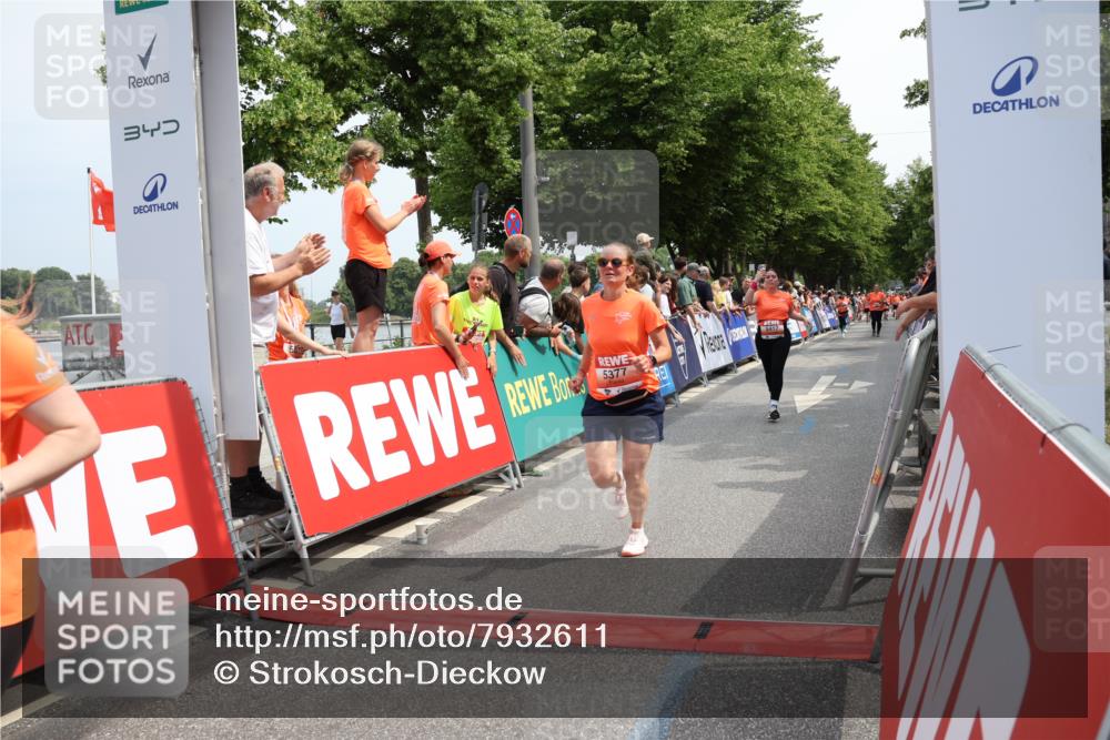 15.06.2025 - REWE Women's Run Strokosch-Dieckow http://msf.ph/oto/7932611 15.06.2025 11:04:04 Ziel 5277, 5377, 5404, 5417, 5429, 5430 meine-sportfotos.de