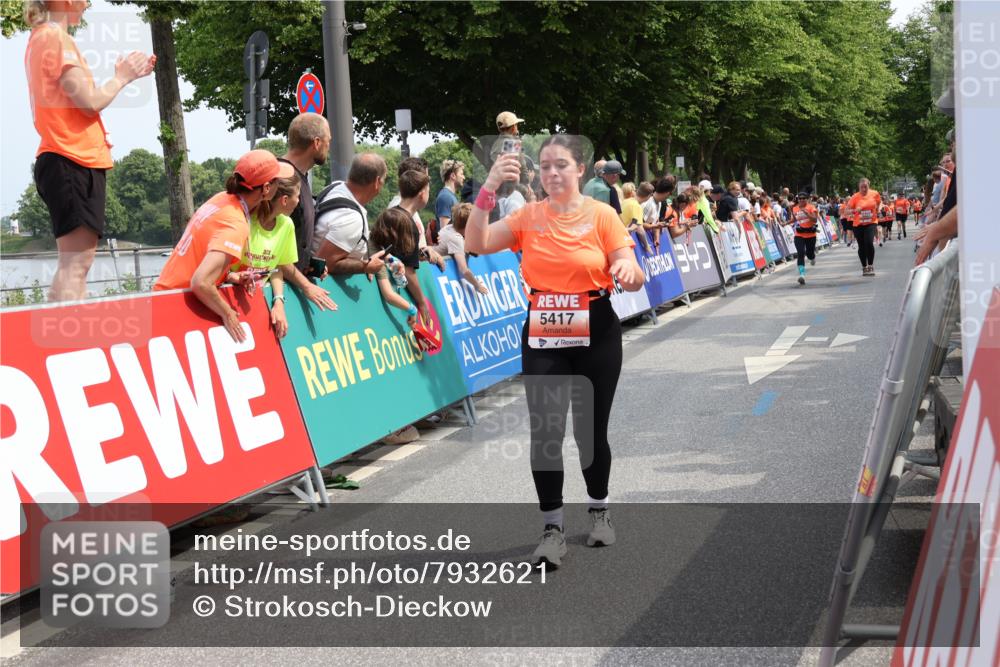 15.06.2025 - REWE Women's Run Strokosch-Dieckow http://msf.ph/oto/7932621 15.06.2025 11:04:06 Ziel 5277, 5377, 5404, 5417, 5427, 5429, 5430 meine-sportfotos.de