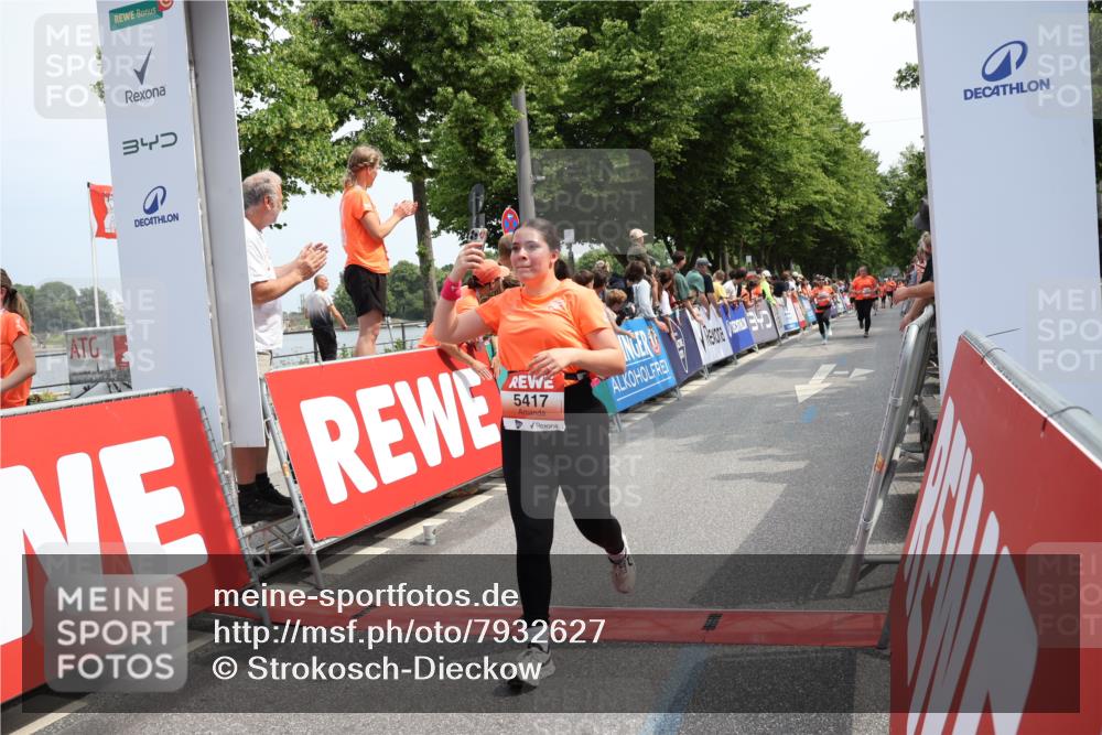 15.06.2025 - REWE Women's Run Strokosch-Dieckow http://msf.ph/oto/7932627 15.06.2025 11:04:07 Ziel 5277, 5377, 5404, 5417, 5427, 5429, 5430 meine-sportfotos.de