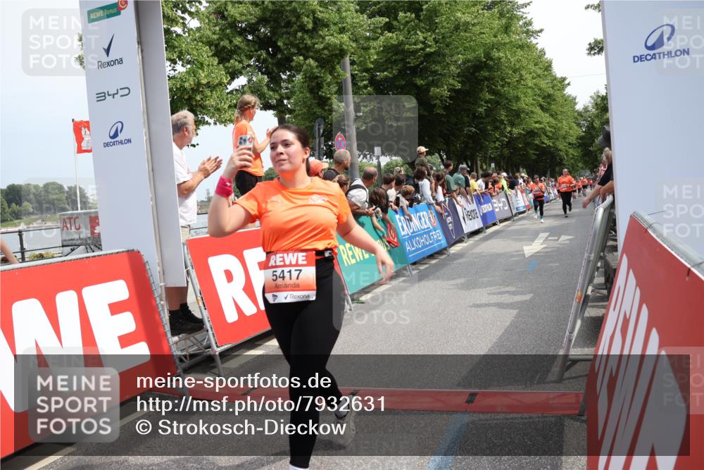 15.06.2025 - REWE Women's Run Strokosch-Dieckow http://msf.ph/oto/7932631 15.06.2025 11:04:07 Ziel 5277, 5377, 5404, 5417, 5427, 5429, 5430 meine-sportfotos.de