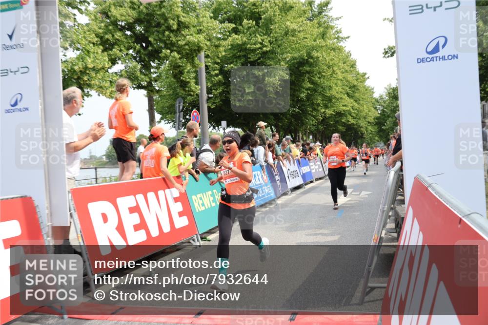 15.06.2025 - REWE Women's Run Strokosch-Dieckow http://msf.ph/oto/7932644 15.06.2025 11:04:11 Ziel 5277, 5377, 5417, 5427, 5524 meine-sportfotos.de