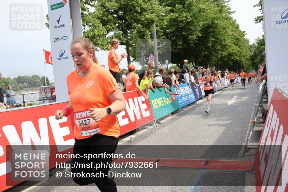 15.06.2025 - REWE Women's Run Strokosch-Dieckow http://msf.ph/oto/7932661 15.06.2025 11:04:13 Ziel 5229, 5277, 5294, 5417, 5427, 5524 meine-sportfotos.de