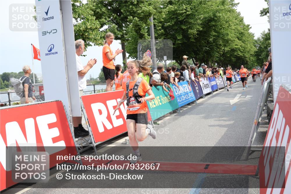 15.06.2025 - REWE Women's Run Strokosch-Dieckow http://msf.ph/oto/7932667 15.06.2025 11:04:14 Ziel 5226, 5229, 5277, 5294, 5427, 5524 meine-sportfotos.de