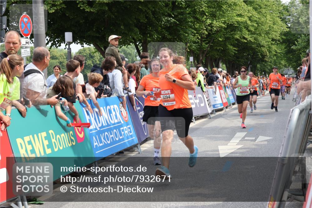 15.06.2025 - REWE Women's Run Strokosch-Dieckow http://msf.ph/oto/7932671 15.06.2025 11:04:17 Ziel 5076, 5226, 5229, 5277, 5294, 5427, 5448, 5524 meine-sportfotos.de