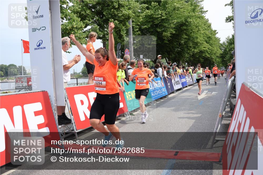 15.06.2025 - REWE Women's Run Strokosch-Dieckow http://msf.ph/oto/7932685 15.06.2025 11:04:18 Ziel 5076, 5226, 5229, 5294, 5427, 5448, 5524 meine-sportfotos.de