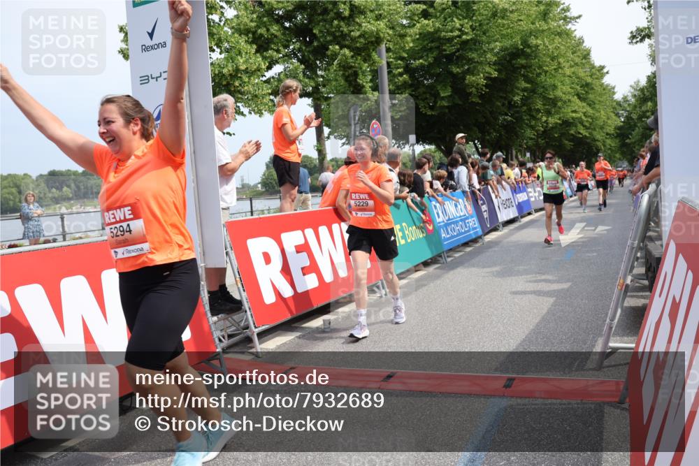 15.06.2025 - REWE Women's Run Strokosch-Dieckow http://msf.ph/oto/7932689 15.06.2025 11:04:18 Ziel 5076, 5226, 5229, 5294, 5427, 5448, 5524 meine-sportfotos.de