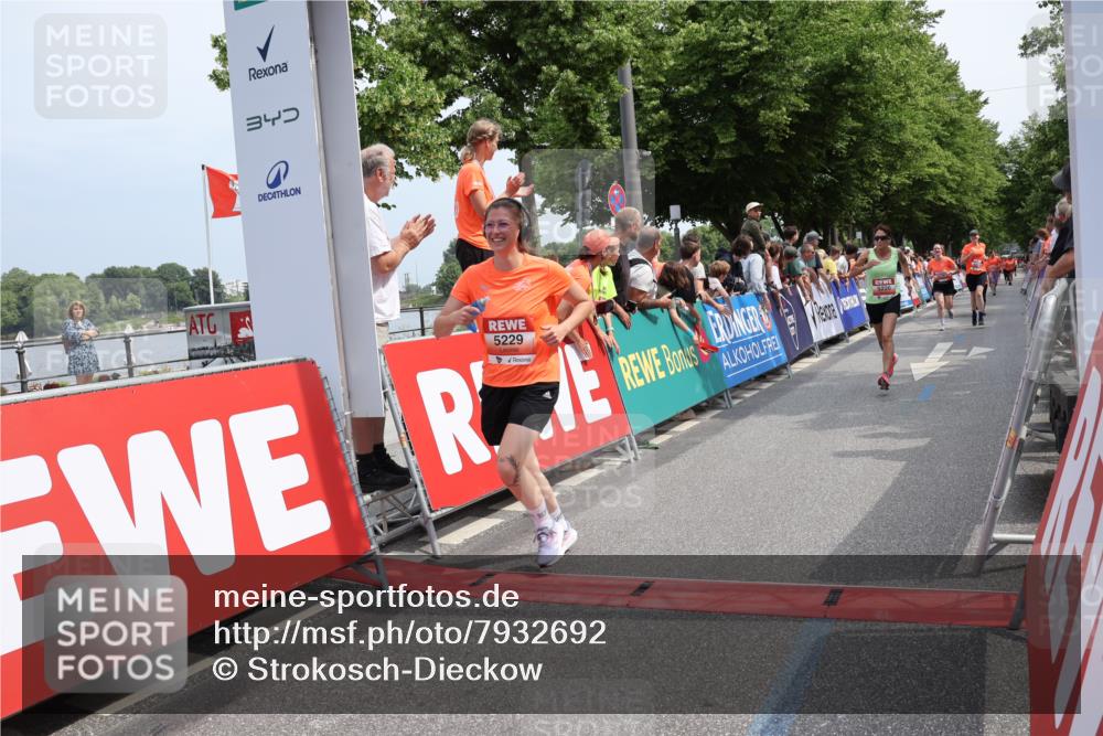 15.06.2025 - REWE Women's Run Strokosch-Dieckow http://msf.ph/oto/7932692 15.06.2025 11:04:19 Ziel 5007, 5076, 5226, 5229, 5294, 5427, 5448, 5524 meine-sportfotos.de