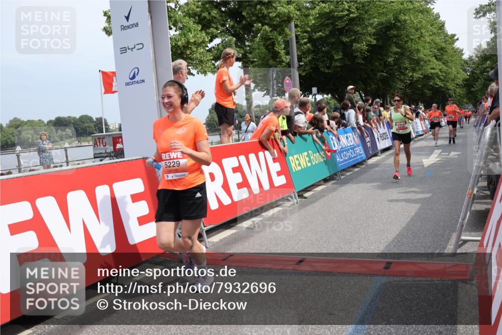 15.06.2025 - REWE Women's Run Strokosch-Dieckow http://msf.ph/oto/7932696 15.06.2025 11:04:19 Ziel 5007, 5076, 5226, 5229, 5294, 5427, 5448, 5524 meine-sportfotos.de