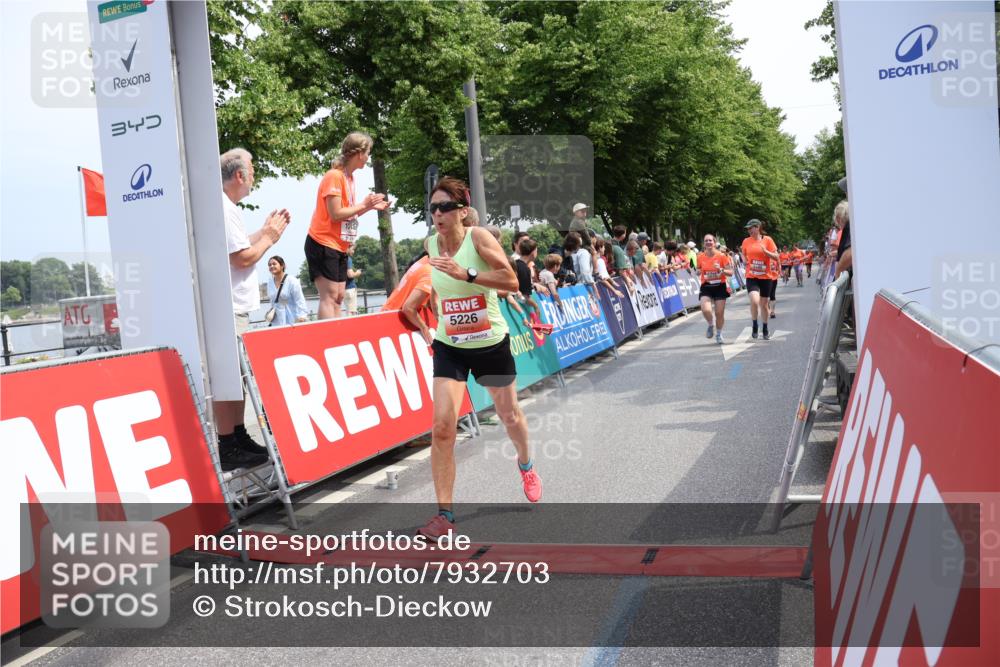 15.06.2025 - REWE Women's Run Strokosch-Dieckow http://msf.ph/oto/7932703 15.06.2025 11:04:21 Ziel 5007, 5076, 5226, 5229, 5294, 5448, 5524 meine-sportfotos.de