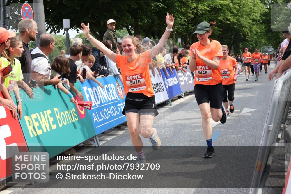 15.06.2025 - REWE Women's Run Strokosch-Dieckow http://msf.ph/oto/7932709 15.06.2025 11:04:22 Ziel 5007, 5076, 5226, 5229, 5294, 5448 meine-sportfotos.de