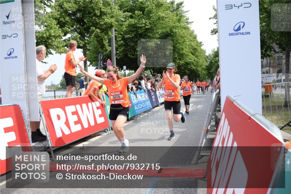 15.06.2025 - REWE Women's Run Strokosch-Dieckow http://msf.ph/oto/7932715 15.06.2025 11:04:23 Ziel 5007, 5076, 5226, 5229, 5294, 5448 meine-sportfotos.de