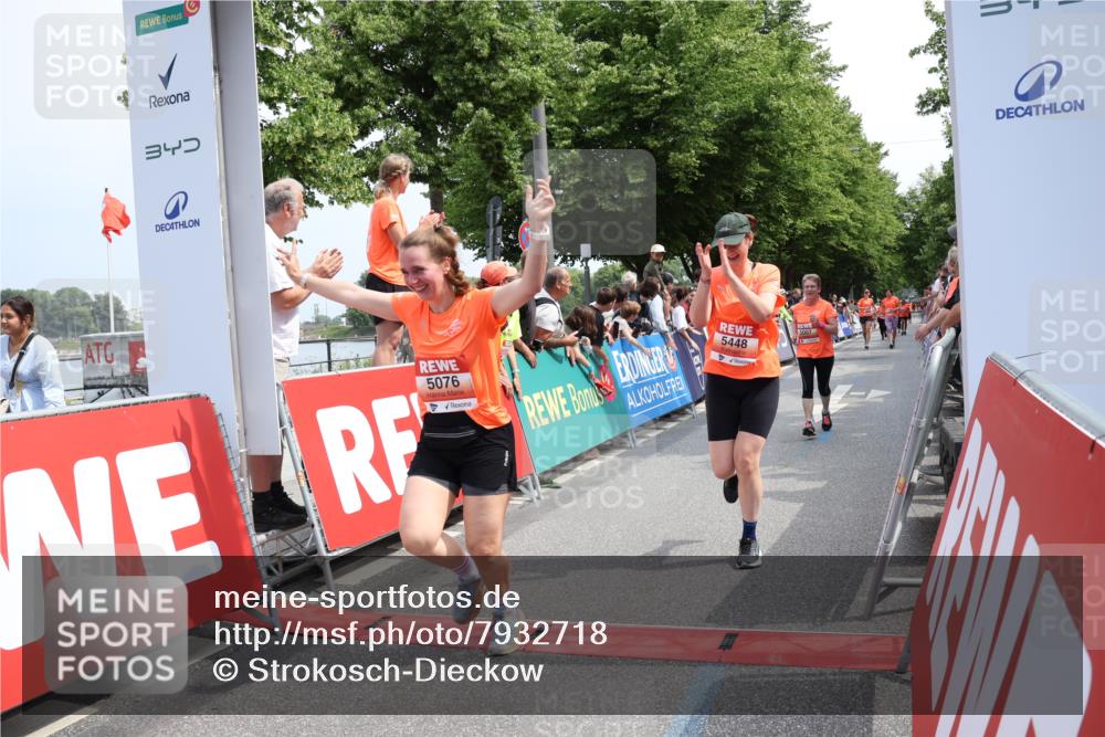 15.06.2025 - REWE Women's Run Strokosch-Dieckow http://msf.ph/oto/7932718 15.06.2025 11:04:23 Ziel 5007, 5076, 5226, 5229, 5294, 5448 meine-sportfotos.de