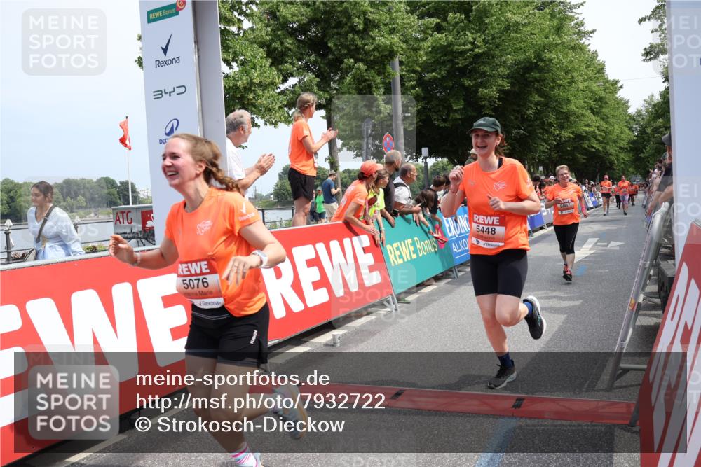 15.06.2025 - REWE Women's Run Strokosch-Dieckow http://msf.ph/oto/7932722 15.06.2025 11:04:24 Ziel 5007, 5076, 5226, 5229, 5294, 5448 meine-sportfotos.de