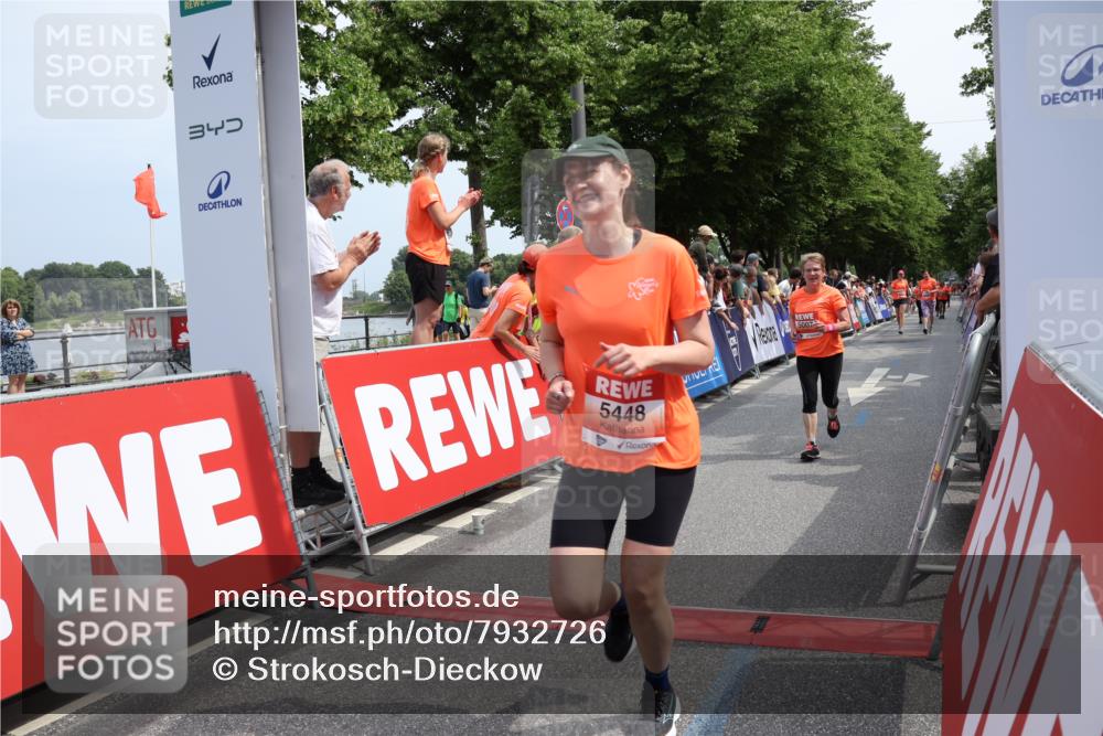 15.06.2025 - REWE Women's Run Strokosch-Dieckow http://msf.ph/oto/7932726 15.06.2025 11:04:24 Ziel 5007, 5076, 5226, 5229, 5294, 5448 meine-sportfotos.de