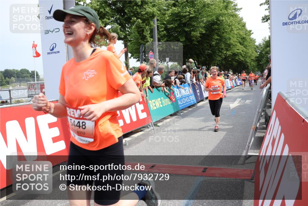 15.06.2025 - REWE Women's Run Strokosch-Dieckow http://msf.ph/oto/7932729 15.06.2025 11:04:24 Ziel 5007, 5076, 5226, 5229, 5294, 5448 meine-sportfotos.de
