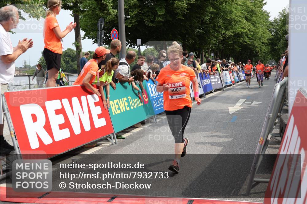 15.06.2025 - REWE Women's Run Strokosch-Dieckow http://msf.ph/oto/7932733 15.06.2025 11:04:25 Ziel 5007, 5076, 5226, 5229, 5294, 5448 meine-sportfotos.de