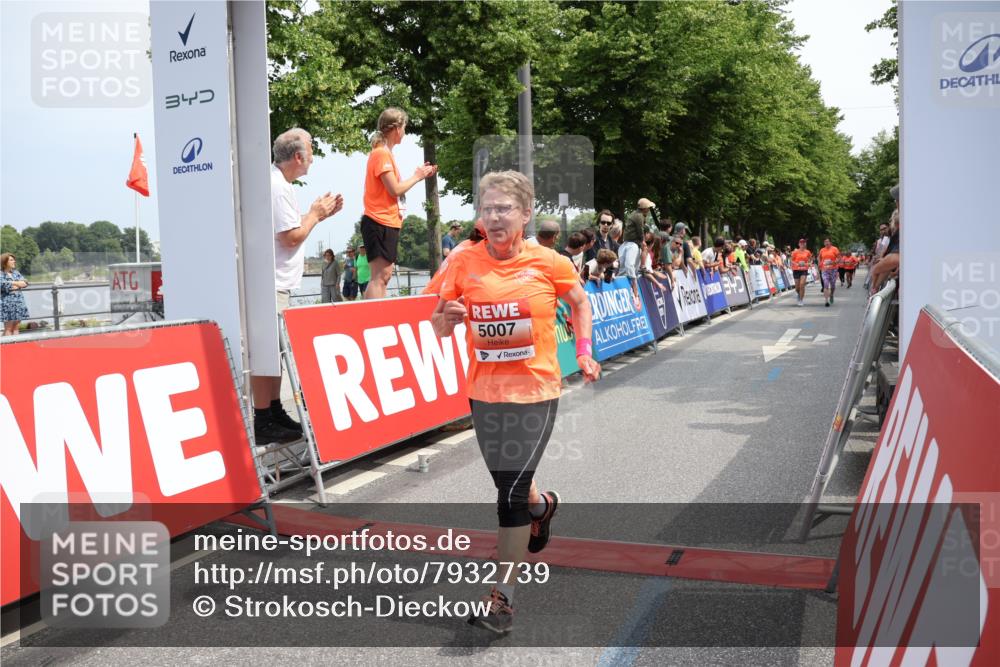 15.06.2025 - REWE Women's Run Strokosch-Dieckow http://msf.ph/oto/7932739 15.06.2025 11:04:26 Ziel 5007, 5076, 5226, 5448 meine-sportfotos.de