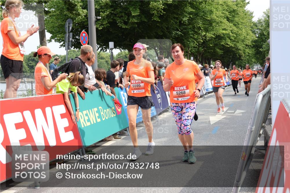 15.06.2025 - REWE Women's Run Strokosch-Dieckow http://msf.ph/oto/7932748 15.06.2025 11:04:32 Ziel 5007, 5018, 5268, 5502, 5550, 5595, 5681 meine-sportfotos.de
