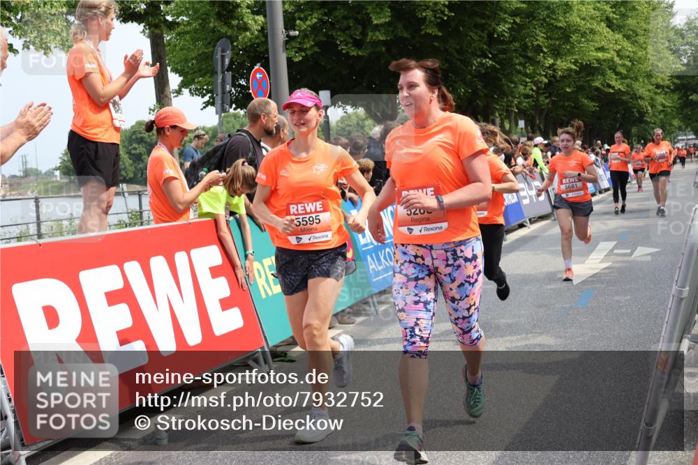 15.06.2025 - REWE Women's Run Strokosch-Dieckow http://msf.ph/oto/7932752 15.06.2025 11:04:33 Ziel 5018, 5268, 5502, 5550, 5595, 5681 meine-sportfotos.de