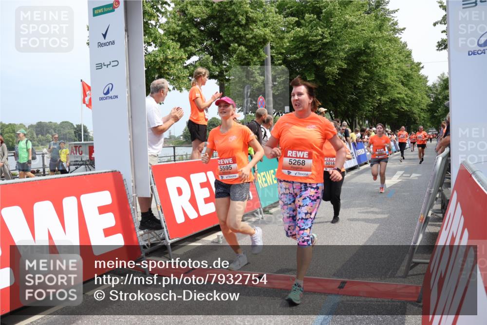 15.06.2025 - REWE Women's Run Strokosch-Dieckow http://msf.ph/oto/7932754 15.06.2025 11:04:33 Ziel 5018, 5268, 5502, 5550, 5595, 5681 meine-sportfotos.de