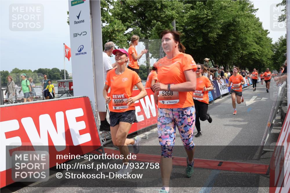 15.06.2025 - REWE Women's Run Strokosch-Dieckow http://msf.ph/oto/7932758 15.06.2025 11:04:33 Ziel 5018, 5268, 5502, 5550, 5595, 5681 meine-sportfotos.de