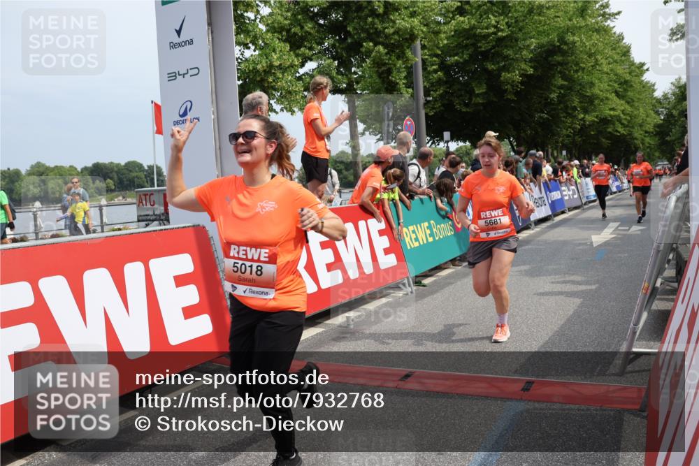 15.06.2025 - REWE Women's Run Strokosch-Dieckow http://msf.ph/oto/7932768 15.06.2025 11:04:34 Ziel 5018, 5268, 5502, 5550, 5595, 5681 meine-sportfotos.de