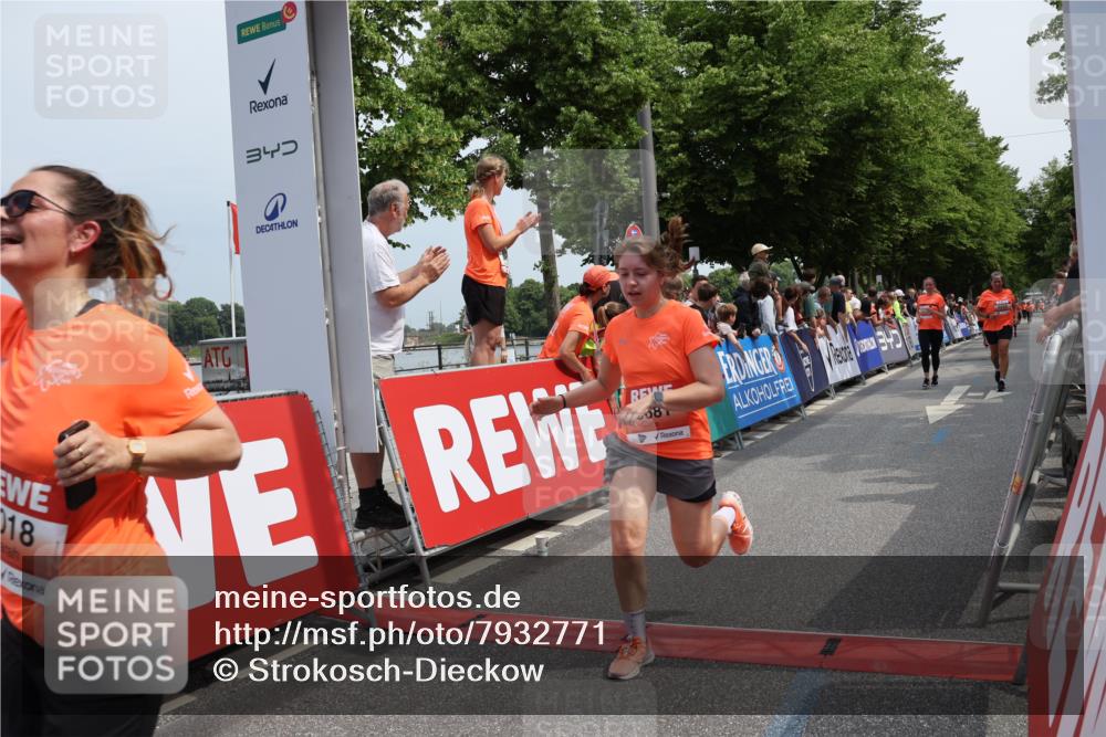 15.06.2025 - REWE Women's Run Strokosch-Dieckow http://msf.ph/oto/7932771 15.06.2025 11:04:35 Ziel 5018, 5268, 5502, 5550, 5590, 5595, 5681 meine-sportfotos.de