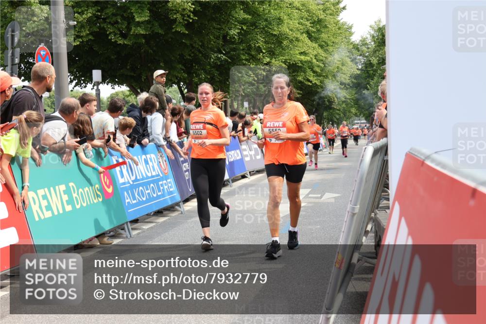 15.06.2025 - REWE Women's Run Strokosch-Dieckow http://msf.ph/oto/7932779 15.06.2025 11:04:37 Ziel 5018, 5268, 5502, 5550, 5590, 5595, 5681 meine-sportfotos.de