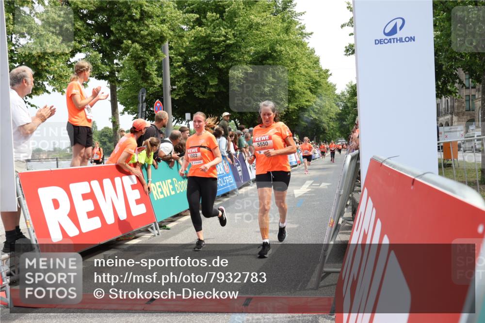 15.06.2025 - REWE Women's Run Strokosch-Dieckow http://msf.ph/oto/7932783 15.06.2025 11:04:38 Ziel 5018, 5268, 5502, 5550, 5590, 5595, 5681 meine-sportfotos.de